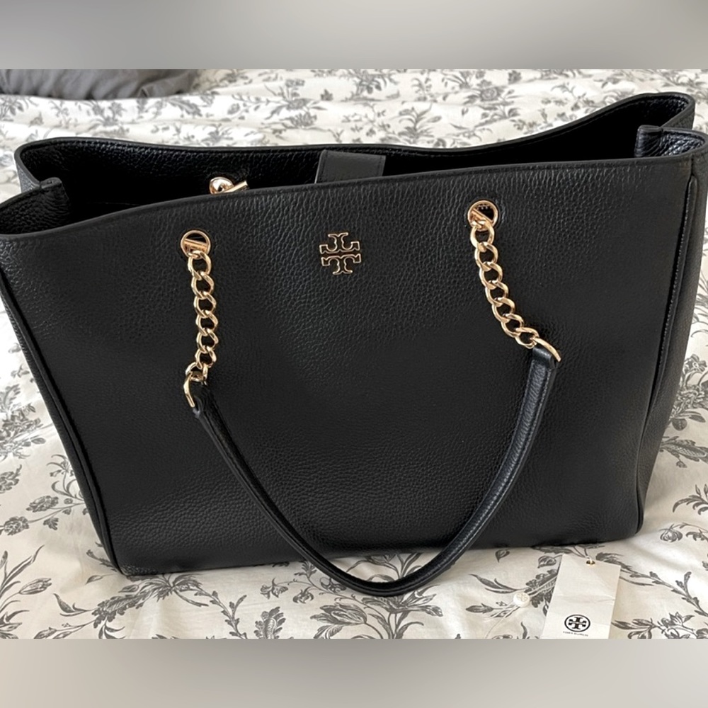 Like New!! GORGEOUS Tory Burch Carter Tote bag in Black w/gold.